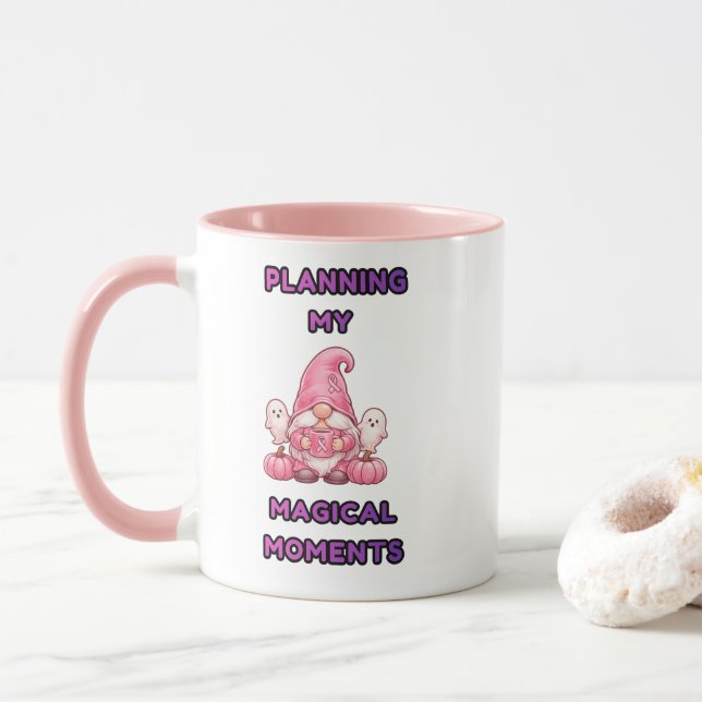 Taza Planeando Mis Momentos Mágicos – Gnomito Rosa (Con donut)