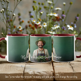 Taza Plantilla de foto de un jardinero favorito con tex