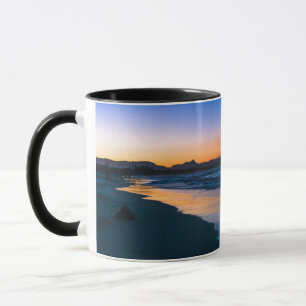 Taza Playa Belongil justo después de la puesta del sol,