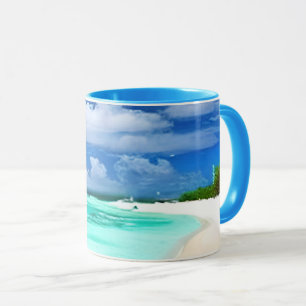Taza Playa caribeña con un profundo cielo azul