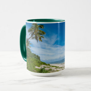 Taza Playa Kolovai bordeada de palmeras