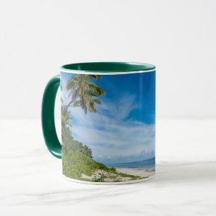 Taza Playa Kolovai con palmeras