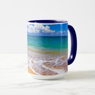 Taza Playa vacía y aguas azules