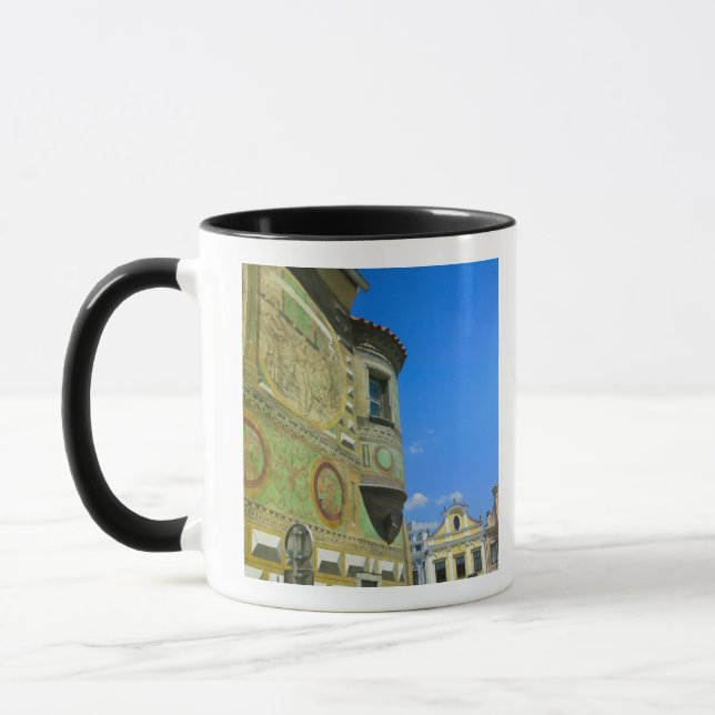 Taza Plaza del casco antiguo rodeada por el siglo XVI (Izquierda)