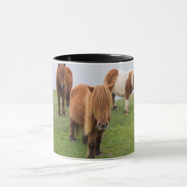 Taza Pony de Shetland sobre la pastelería cerca de alto (Centro)