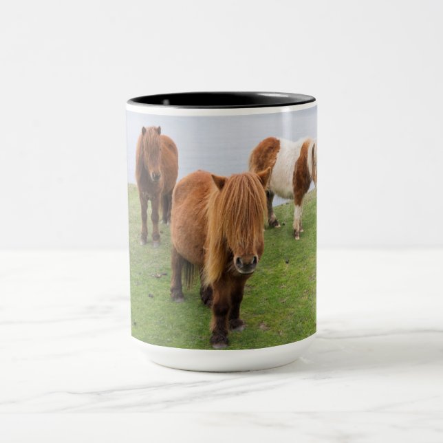 Taza Pony de Shetland sobre la pastelería cerca de alto (Centro)