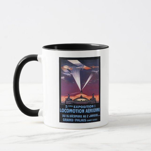 Taza Poster de la luz de búsqueda de vuelo sobre el avi (Izquierda)