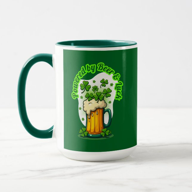 Taza Powered by Beer St Patrick’s Day Shirt – caneca (Izquierda)