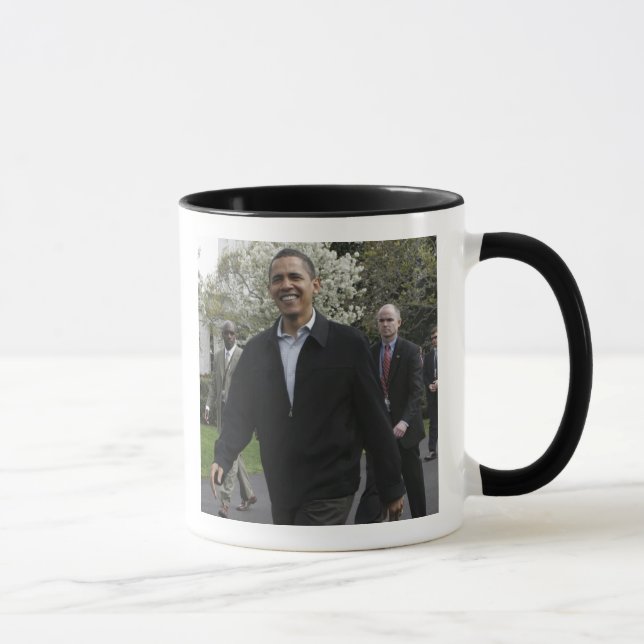 Taza Presidente Obama camina al courst del baloncesto (Derecha)
