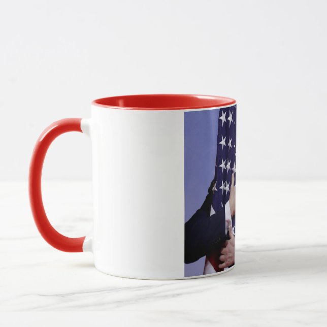 Taza Presidente Trump que abraza la bandera (Izquierda)