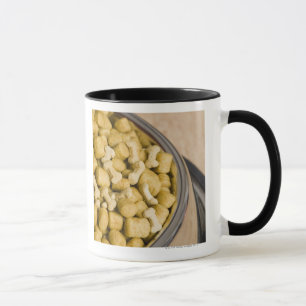 Taza Primer de la comida de perro en un cuenco del