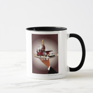 Taza Primer de la mano de un camarero que sostiene una