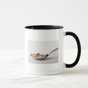 Taza Primer de píldoras en una cuchara