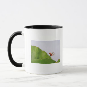 Taza Primer de una mariquita que vuela sobre una hoja