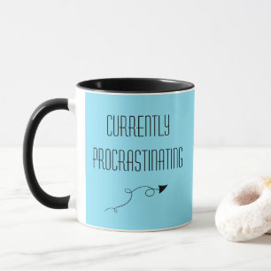 Taza Procrastinando actualmente con Arrow Funny Mug