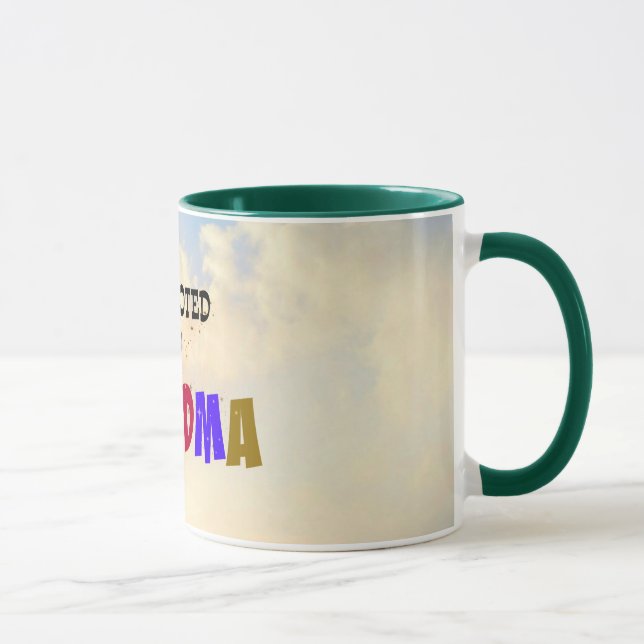 Taza Promovido a la abuela, diseño de nubes pastel (Derecha)