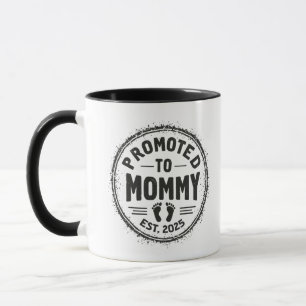 Taza Promovido a mamá Este. invitación del embarazo