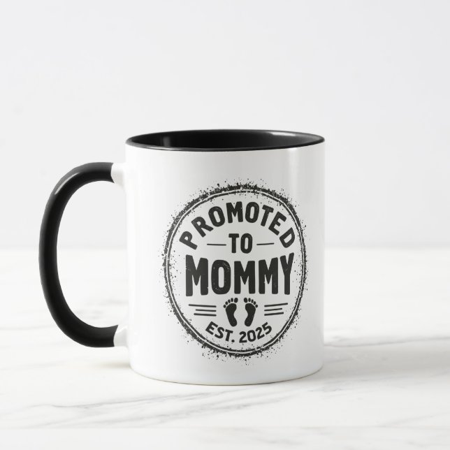 Taza Promovido a mamá Este. invitación del embarazo (Izquierda)