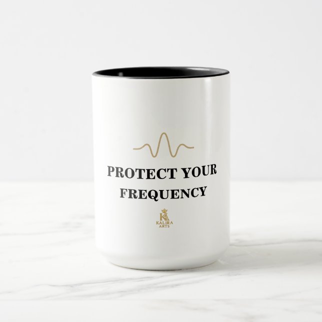 Taza PROTECT YOUR FREQUENCY – Minimal Gold Wave Energy  (Centro)