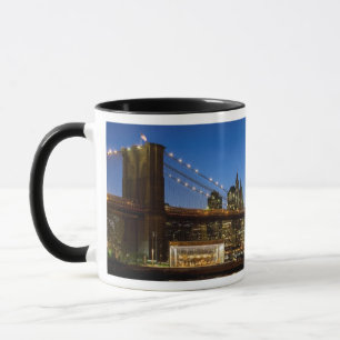 Taza Puente de Manhattan y de Brooklyn en la oscuridad