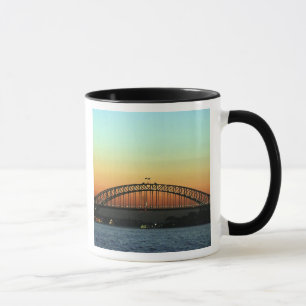 Taza Puente del atardecer sobre el puente puerto de Syd