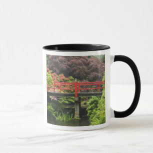 Taza Puente del corazón con rododendros en flor,