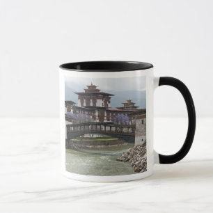 Taza Puente en voladizo cerca del palacio Punakha Dzong