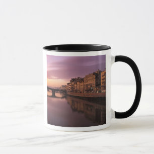 Taza Puentes sobre el río Arno al atardecer,
