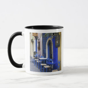 Taza Puerta de color azul y lado del hotel antiguo en