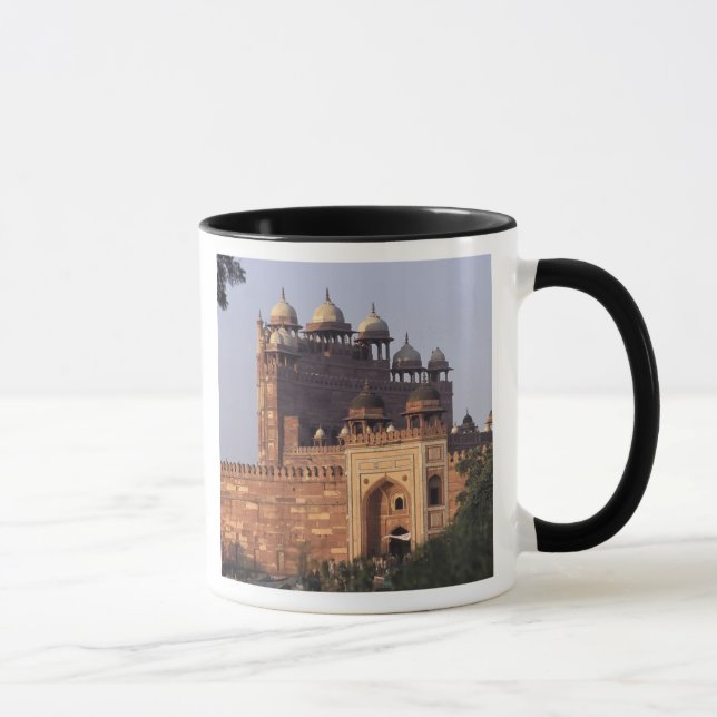 Taza Puerta de la Victoria de Buland Darwaza) a la Darg (Derecha)