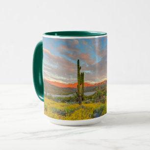 Taza Puesta de sol en paisaje desértico