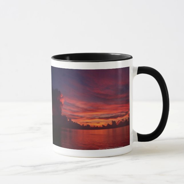 Taza Puesta del sol en el mar con las nubes oscuras (Derecha)