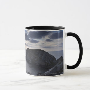 Taza Puesta del sol sobre la costa costa irlandesa