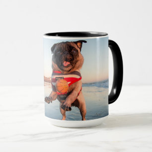 Taza Pug jugando a pelota en la playa