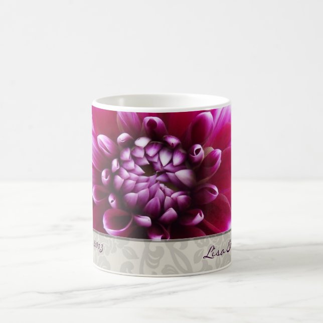 Taza púrpura de la dalia de Fuschia (Centro)