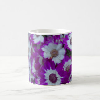 Taza púrpura de las flores