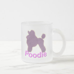 Taza púrpura/rosada de la cuna del caniche de