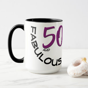 Taza Púrpura y ennegrezca 50 y la tipografía fabulosa