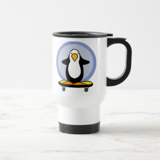 Taza que anda en monopatín del pingüino