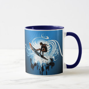 Taza que practica surf
