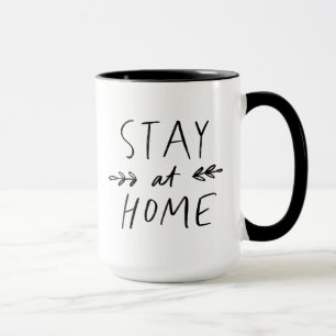 Taza Quédate en casa  Fuente dibujada a mano