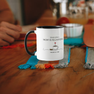 Taza Querido Mundo La Mamá se está Recargando Frase de