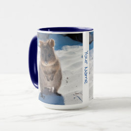 Taza Quokka lindo y feliz personalizado en la playa