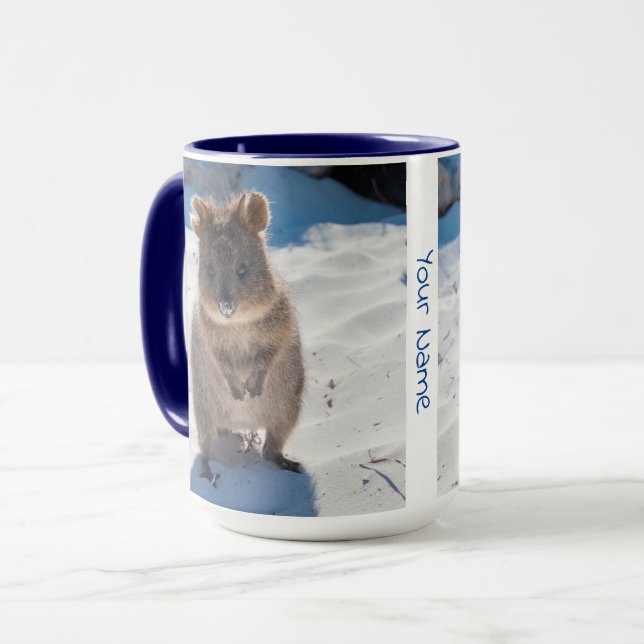 Taza Quokka lindo y feliz personalizado en la playa (Anverso izquierdo)
