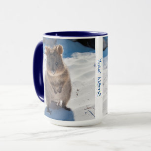 Taza Quokka lindo y feliz personalizado en la playa