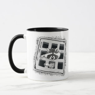 Taza Raccoon atascado en el Ilustracion Grate