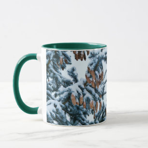 Taza Ramificaciones y conos de pino cubiertas de nieve