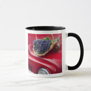 Taza Ramos de lavanda descansan en una vieja camioneta