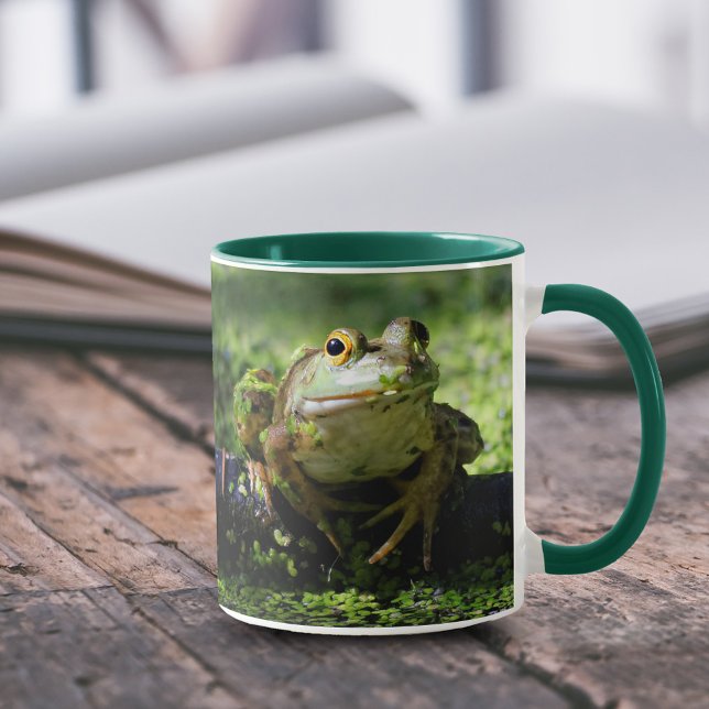 Taza Rana verde suave golpea la manguera (Cute Green Frog Strikes a Pose on the Hose 11 oz Coffee Mug Cover Photo.)