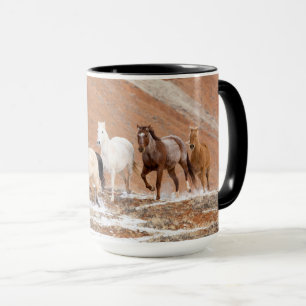 Taza Rancho Hideout con pequeño rebaño de caballos en l